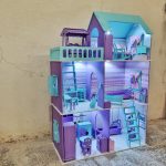 خانه عروسکی سه‌طبقه چوبی 100×65 با نورپردازی LED و مبلمان کامل