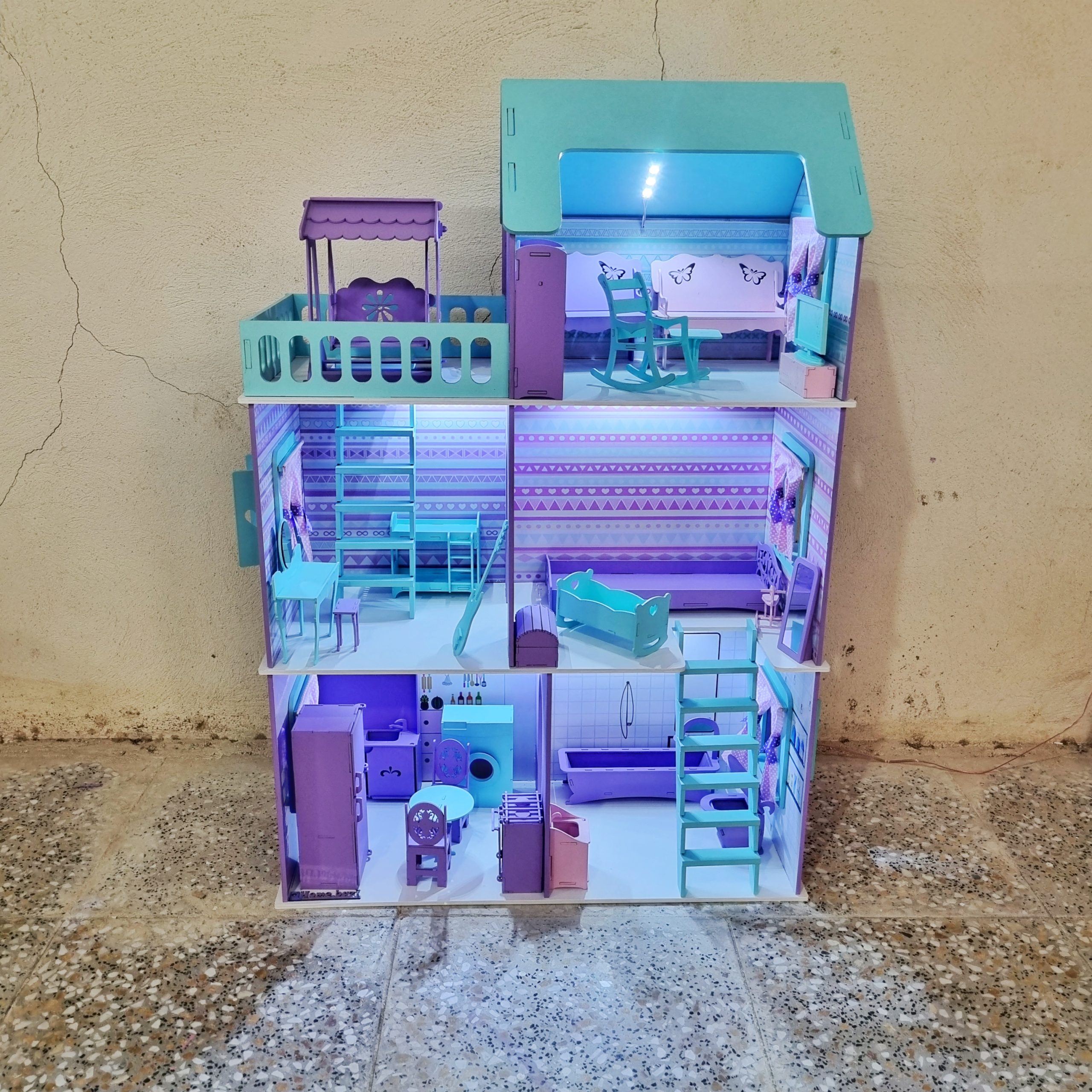 خانه عروسکی سه‌طبقه چوبی 100×65 با نورپردازی LED و مبلمان کامل